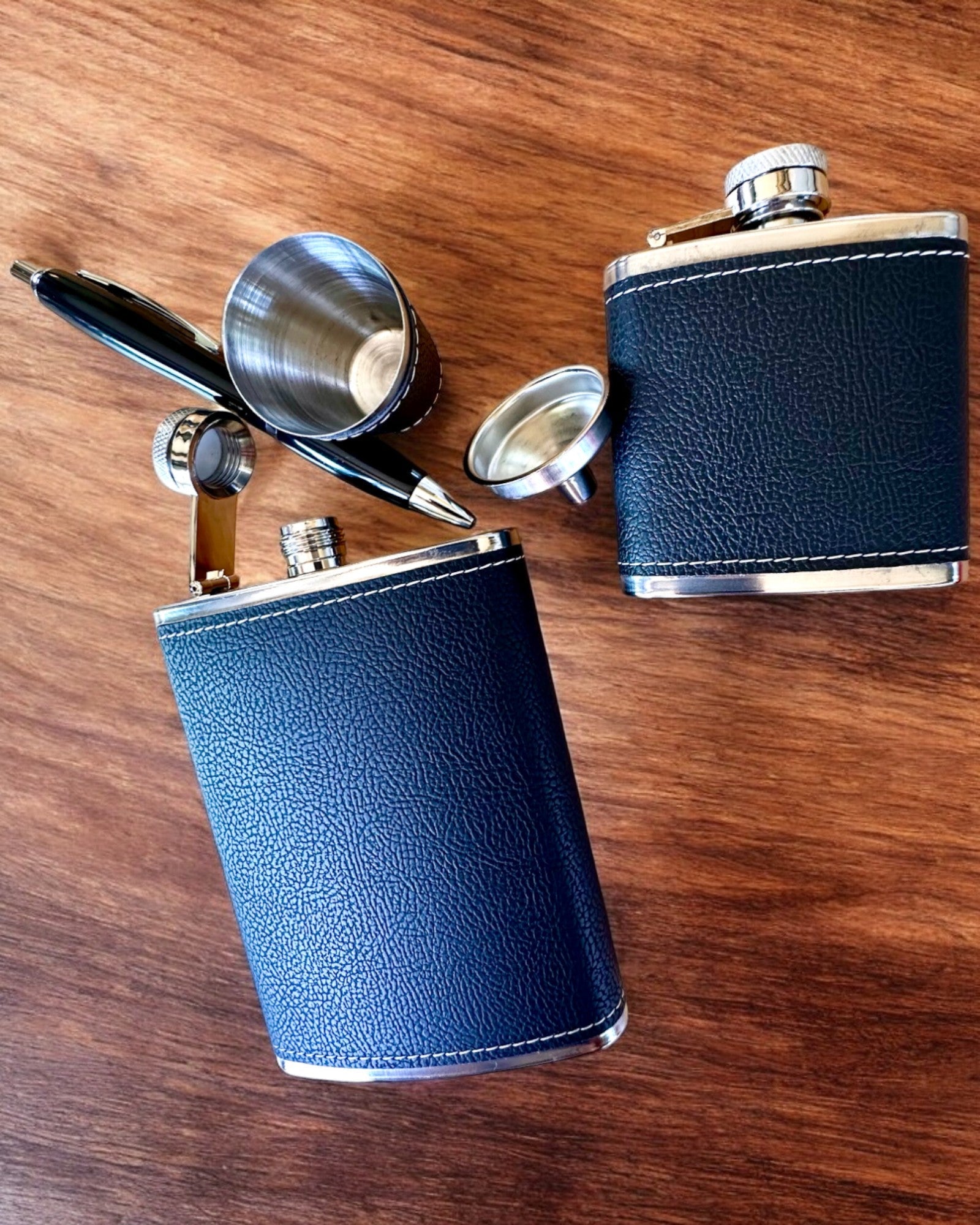 Conjunto de Flasks "Estiloso Gentil-Homem" - possibilidade de personalização com gravação para presente