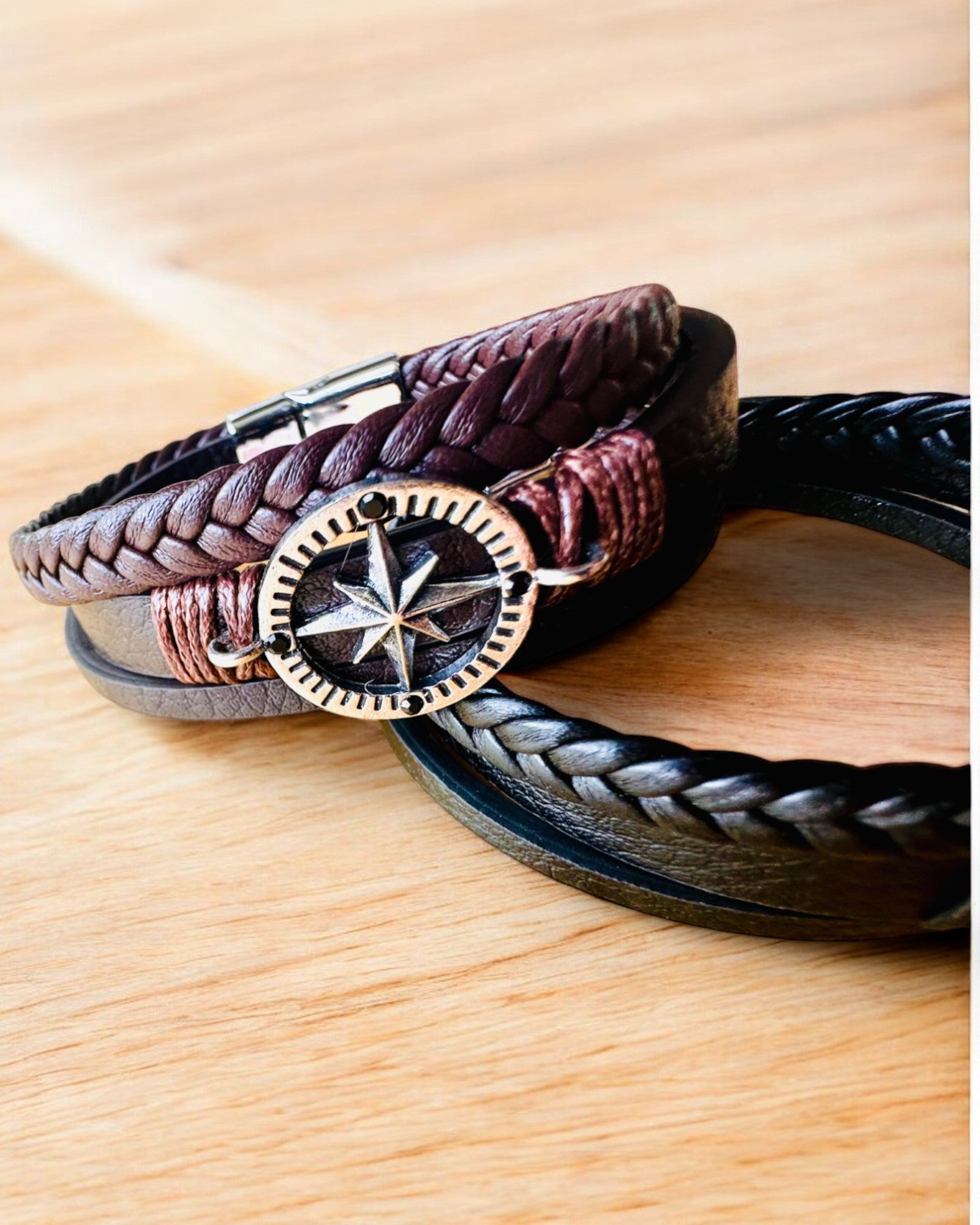 Pulseira "Compass Adventure" - possibilidade de personalização com gravação para presente, 2 variantes de cor disponíveis.