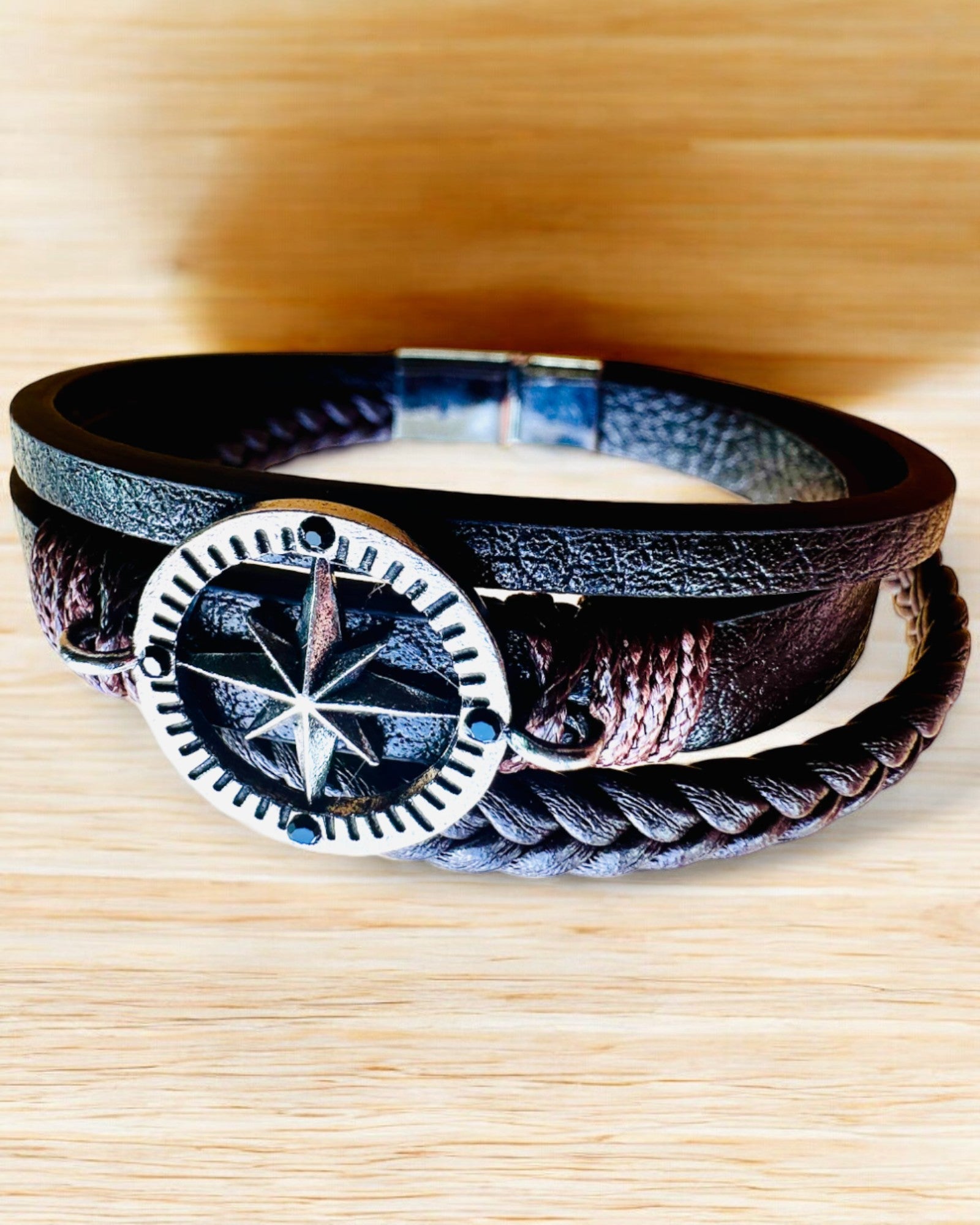 Pulseira "Compass Adventure" - possibilidade de personalização com gravação para presente, 2 variantes de cor disponíveis.