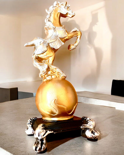 Estatueta Elegante "Cavalo Dourado" - com possibilidade de gravação para presente