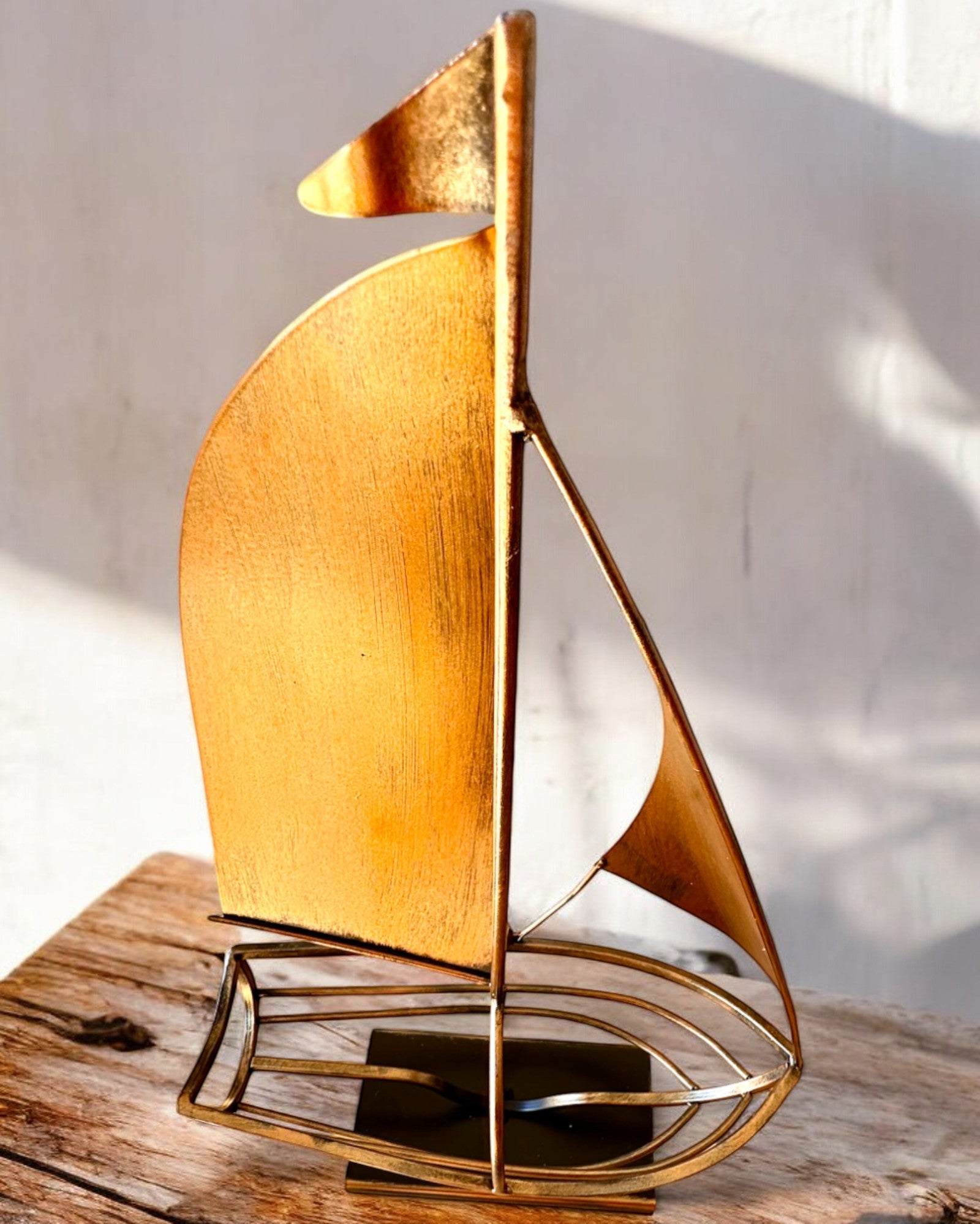 Suporte de Vinho Metálico 45 cm de altura, "Fantasia Náutica" - em Forma de Barco à Vela com Possibilidade de Gravação para presente