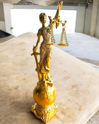 Estatueta da Deusa da Justiça – Decoração Artística para Prateleira, Artesanato em Resina, personalização com gravação