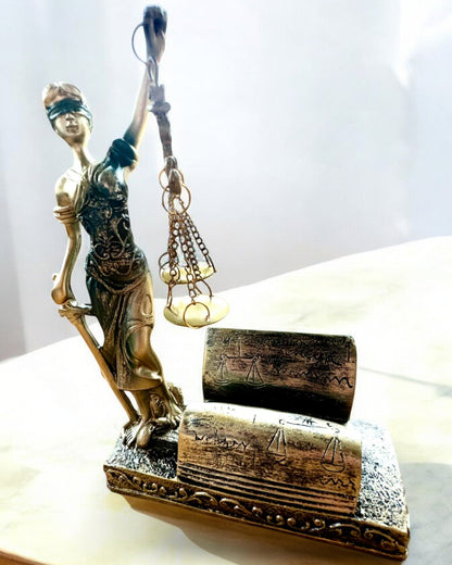 Estatueta "Justicia 2" - Deusa da Justiça – Decoração Artística para Prateleira, Artesanato em Resina, personalização com gravação