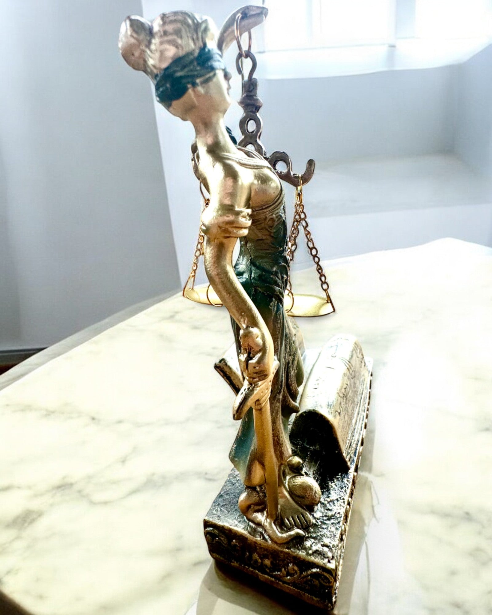 Estatueta "Justicia 2" - Deusa da Justiça – Decoração Artística para Prateleira, Artesanato em Resina, personalização com gravação