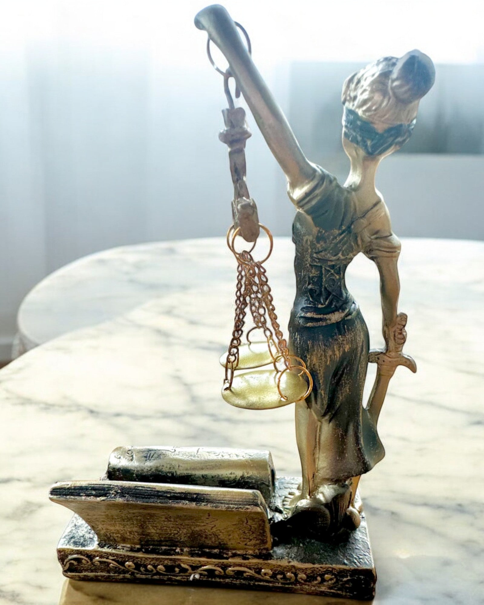 Estatueta "Justicia 2" - Deusa da Justiça – Decoração Artística para Prateleira, Artesanato em Resina, personalização com gravação