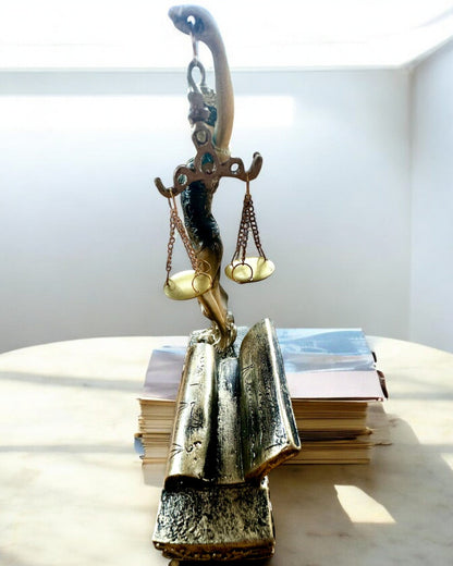 Estatueta "Justicia 2" - Deusa da Justiça – Decoração Artística para Prateleira, Artesanato em Resina, personalização com gravação