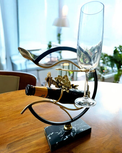 Suporte "Inseto Elegante" - para garrafa de vinho e copos, altura 33 cm, possibilidade de personalização com gravação para presente.