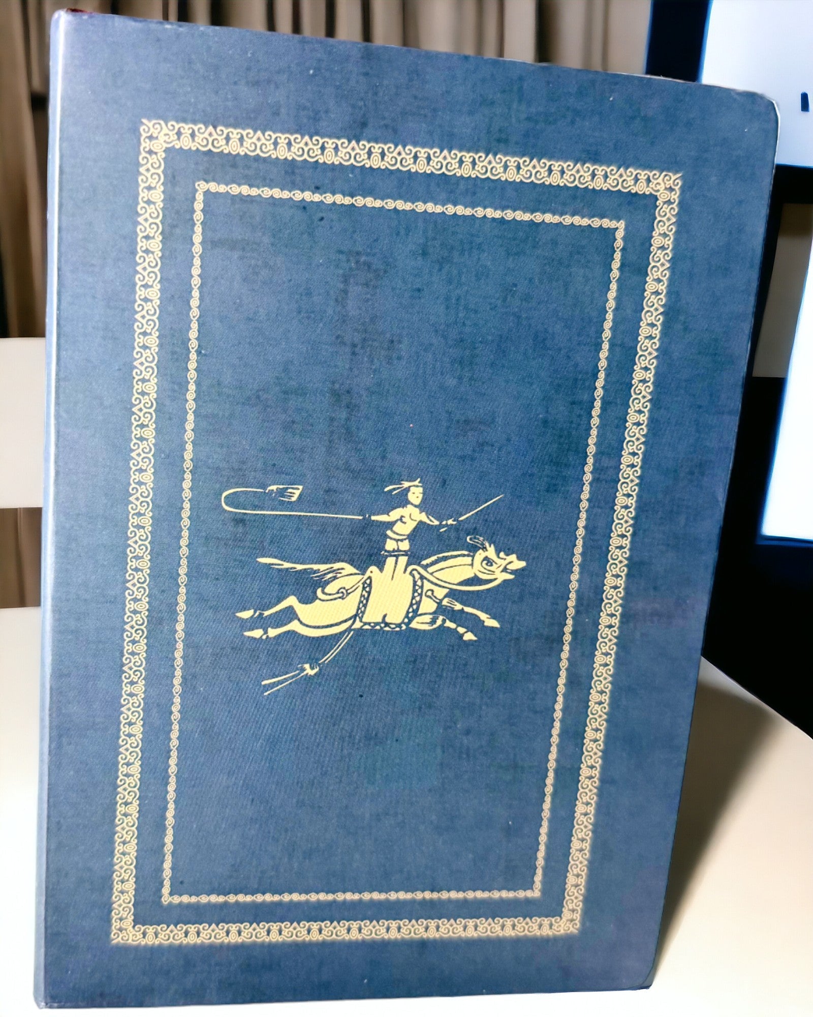 Caderno Clássico de Capa Dura com Motivo de Lançador - Azul Marinho. Possibilidade de gravação.