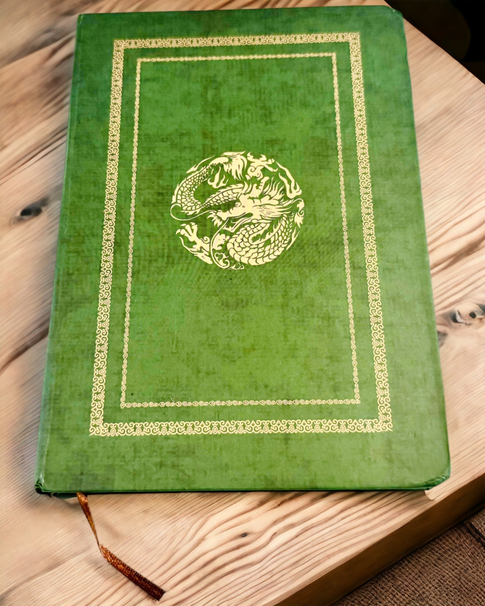 Caderno Decorativo Verde com Tema de Dragão - Inspirações Fantásticas, com gravação