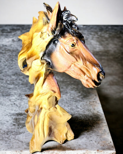 Escultura de Cavalo em Resina no Estilo Abstrato