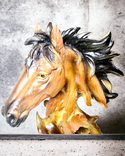 Escultura de Cavalo em Resina no Estilo Abstrato