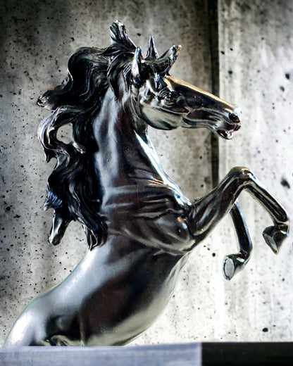 Cavalo Preto - Escultura do Cavalo Elegância em Movimento - Possibilidade de Gravação