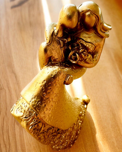 Estatueta "Amor Eterno" cor dourada - 11 cm, Pequena Estatueta Decorativa com Opção de Gravação