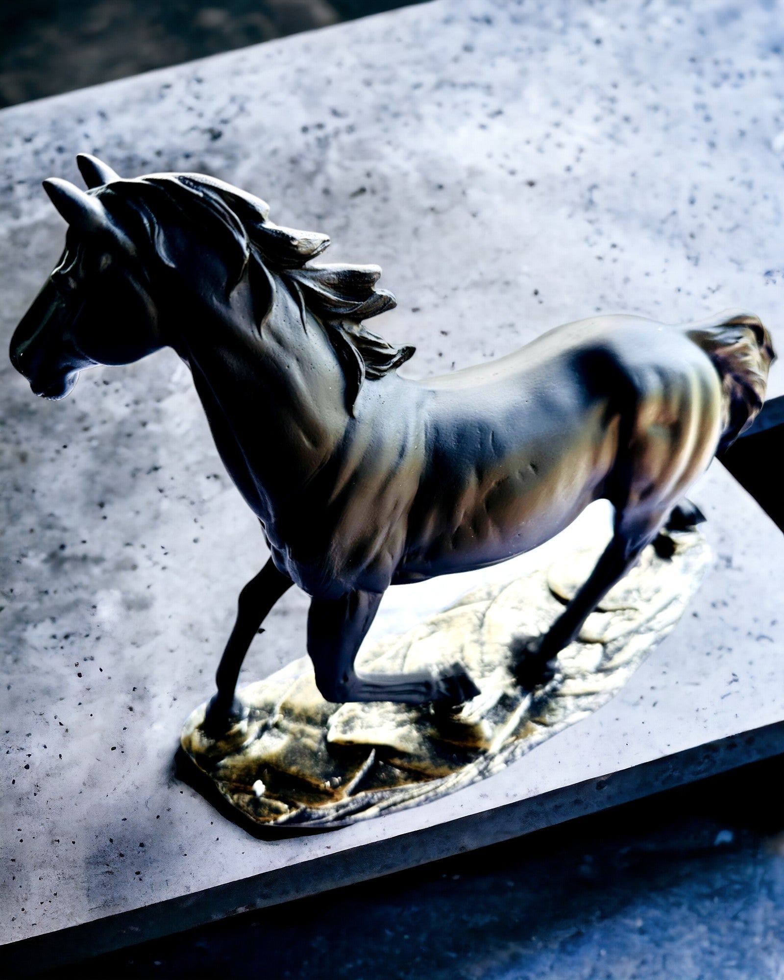 "Cavalo Negro" - Figura Elegante de Cavalo com Opção de Gravação