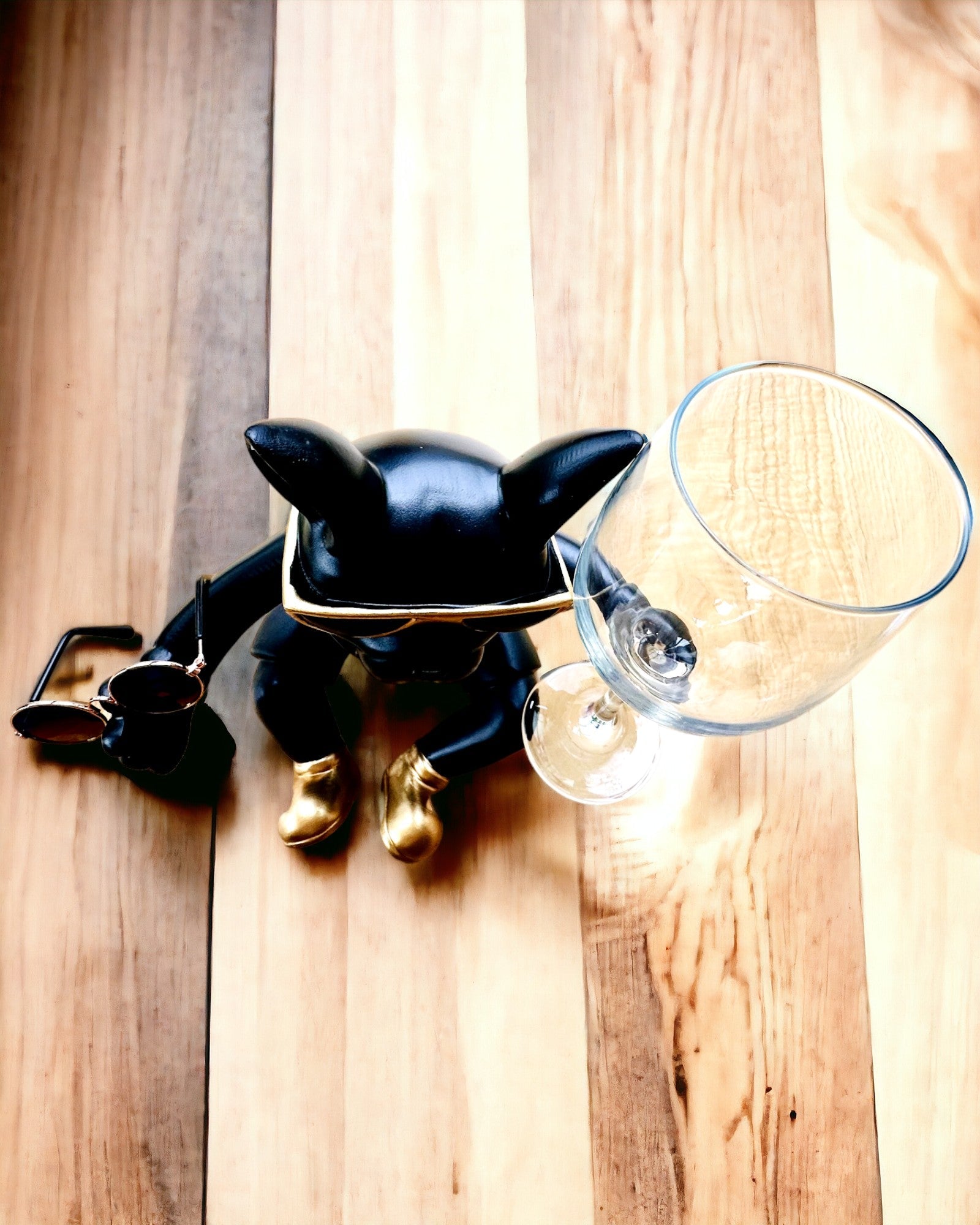 Figurinha Exclusiva "Bulldog Estiloso", cor preta, suporte para copo de vinho ou champanhe, personalização a laser.