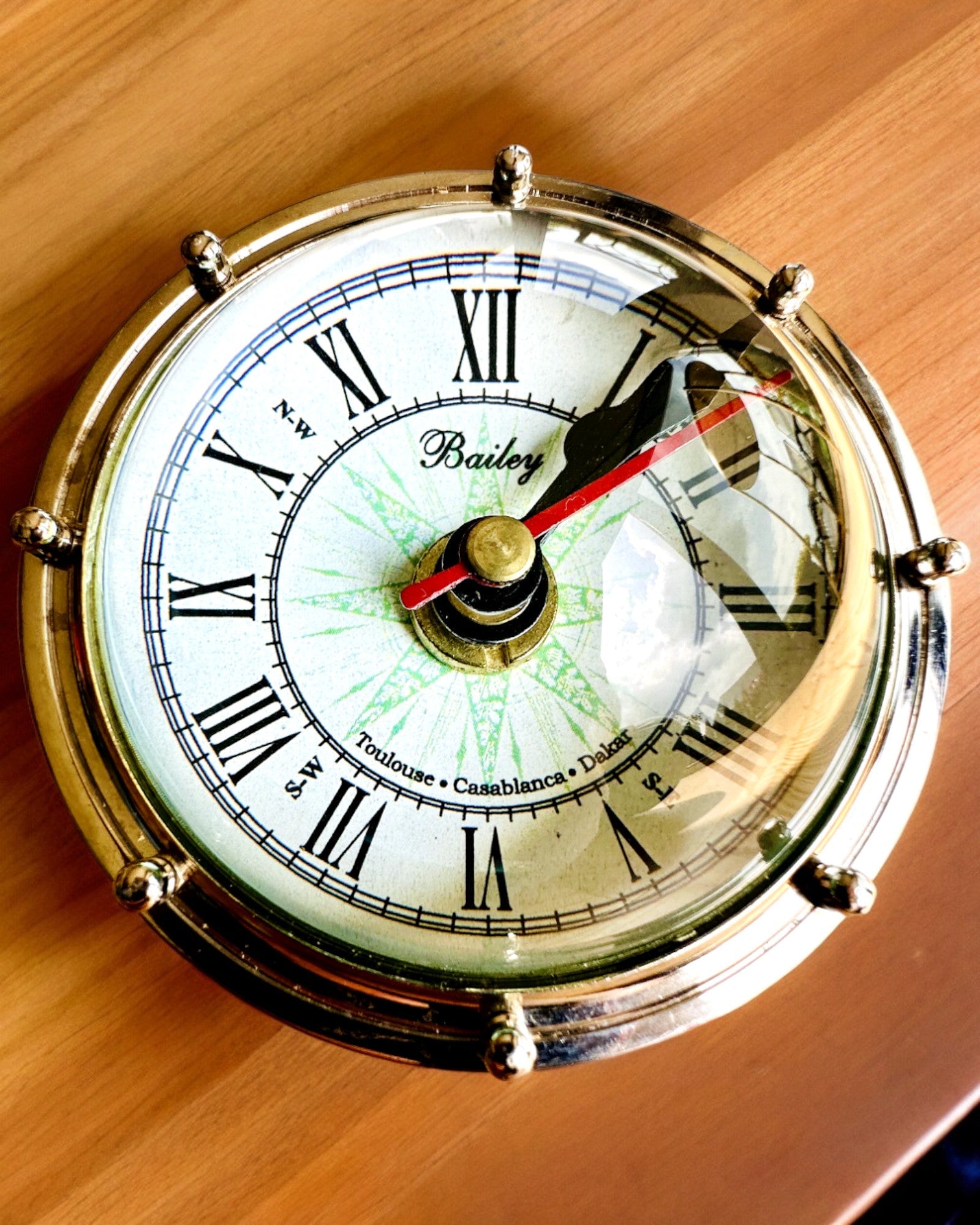 Bailey Compass Clock - Relógio Elegante com Motivo de Compasso com Possibilidade de Gravação