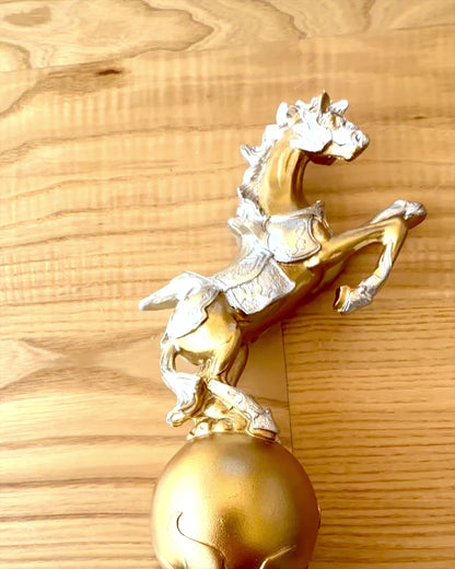 Estatueta Elegante "Cavalo Dourado" - com possibilidade de gravação para presente