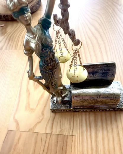 Estatueta "Justicia 2" - Deusa da Justiça – Decoração Artística para Prateleira, Artesanato em Resina, personalização com gravação